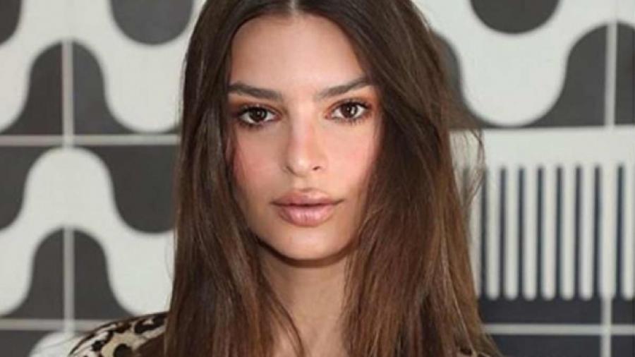 Emily Ratajkowski al desnudo en protesta por ley antiaborto