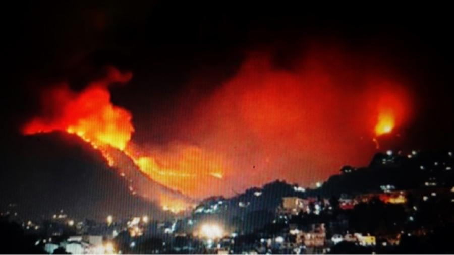 Incendio forestal se propaga por Acapulco
