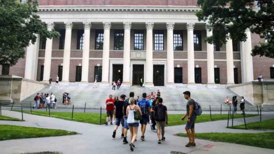 Impiden paso a estudiante palestino de Harvard al país