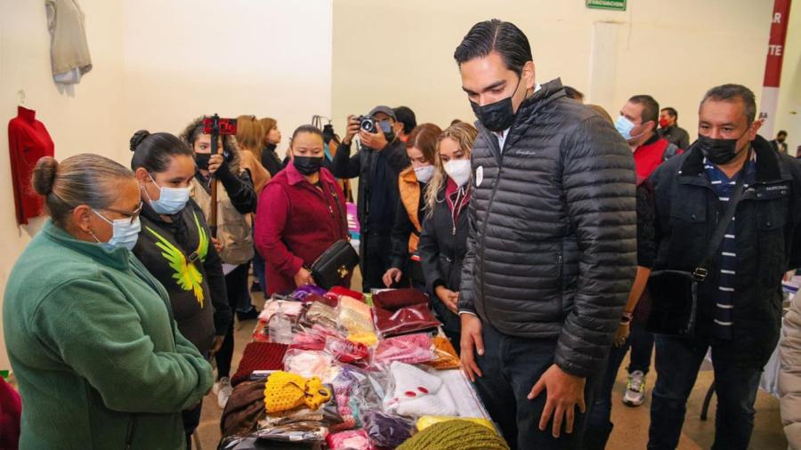Inauguró Alcalde Bazar Invernal para apoyar a abuelitos creadores 