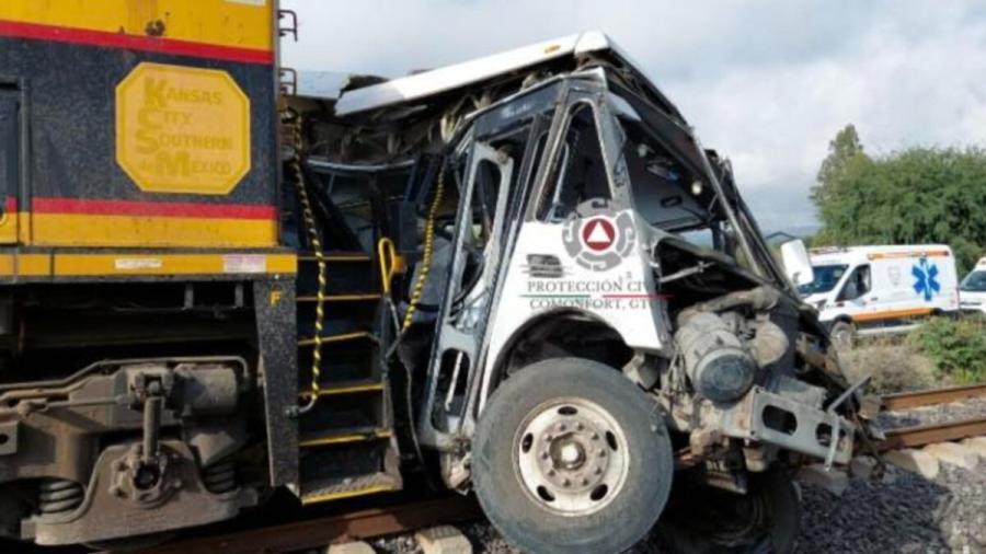 Choque entre tren y autobús deja al menos cinco muertos en Guanajuato