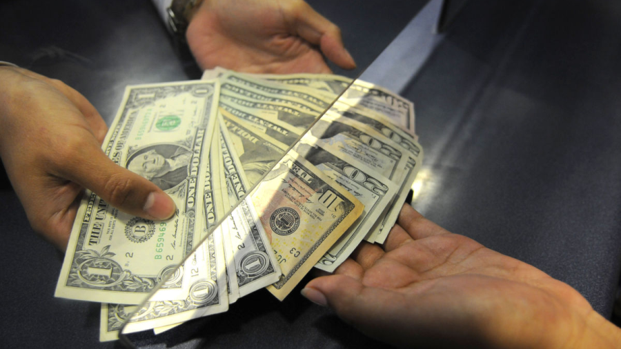 Dólar inicia a la venta en 17.70 pesos en casas de cambio 