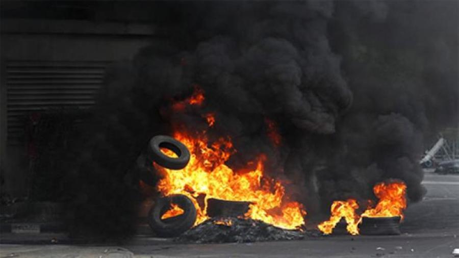 Llantas incendiadas ponen en movimiento a los bomberos 