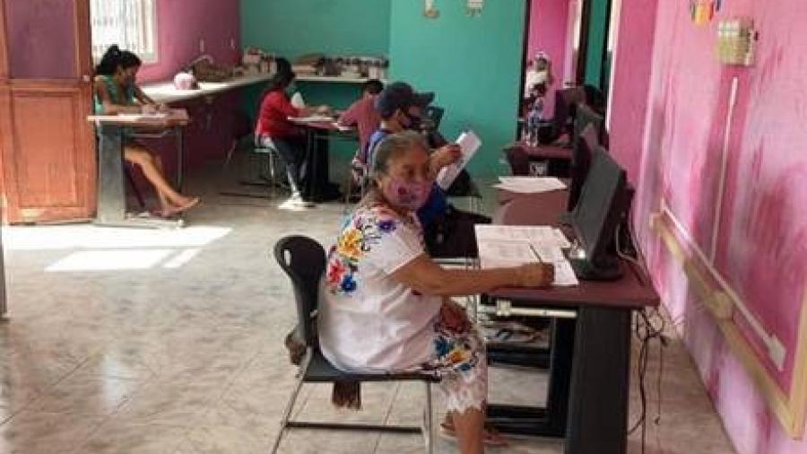 Abuelita termina primaria a los 71 años