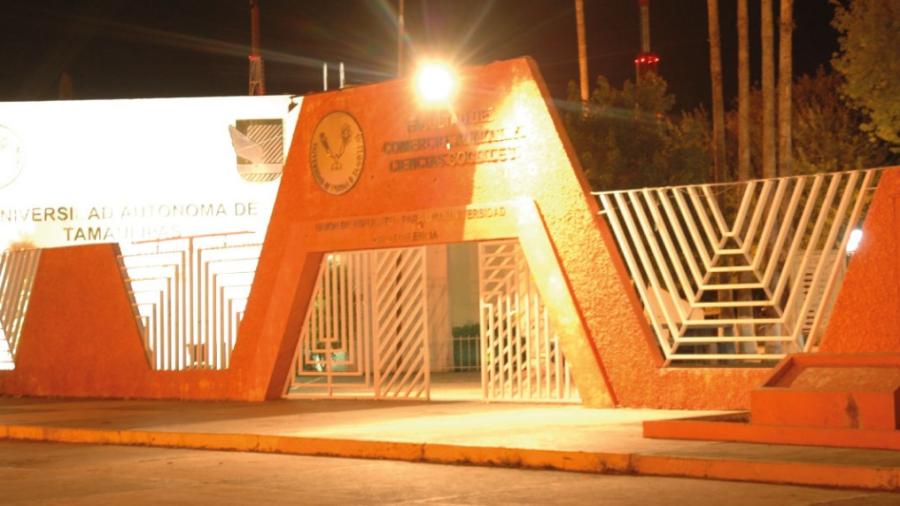 Con tremendo calor estudiantes de la UAT Nuevo Laredo en plena Graduación