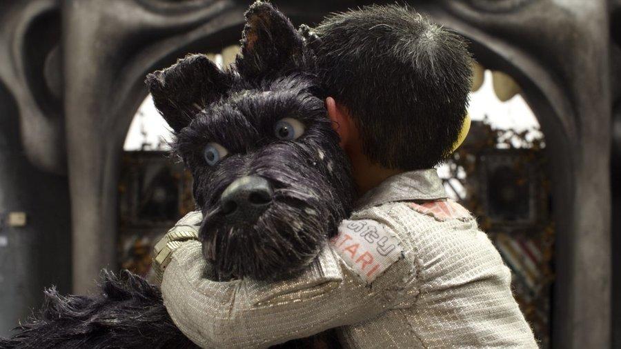 Protagonistas de Isle of dogs posan con cachorritos