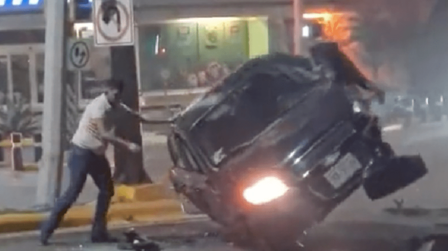 ¿Hulk? Sujeto vuelca y levanta su coche sin ayuda