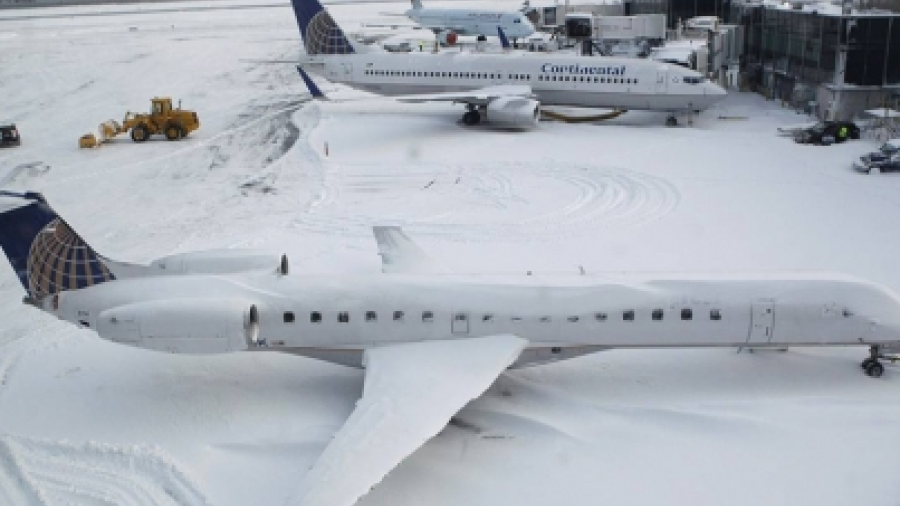 Azotan fuertes nevadas a Europa; cientos de vuelos cancelados