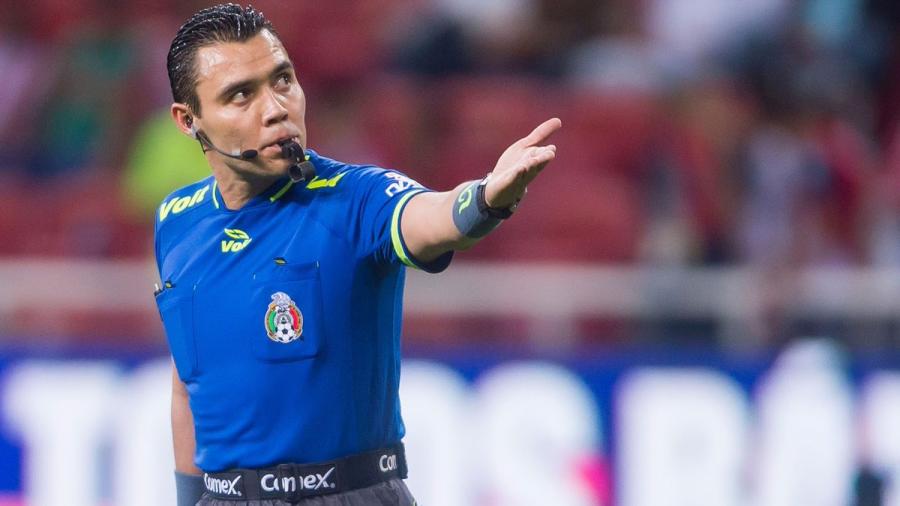 Árbitros mexicanos reciben gafete FIFA