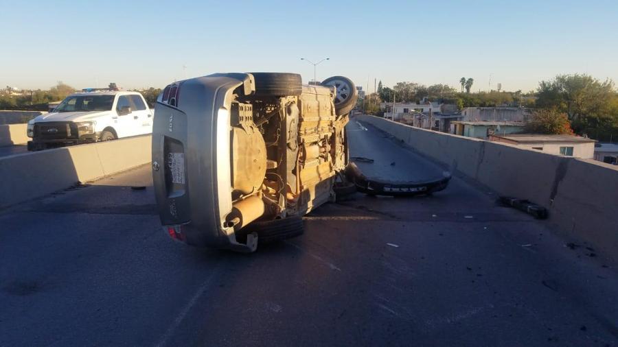 Vuelca camioneta en puente Roberto Guerra