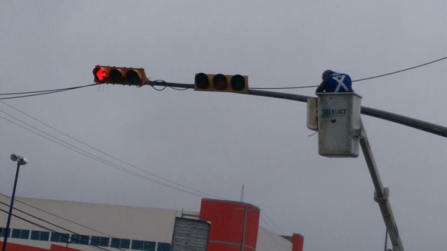 Sustituyen cuadrillas municipales luces de semáforo