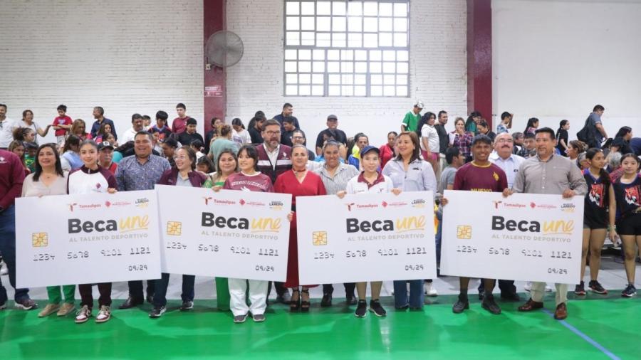 Realiza Gobierno Municipal entrega simbólica de becas deportivas 