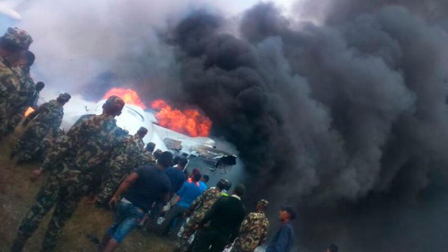Al menos 49 muertos al estrellarse un avión durante su aterrizaje en Katmandú