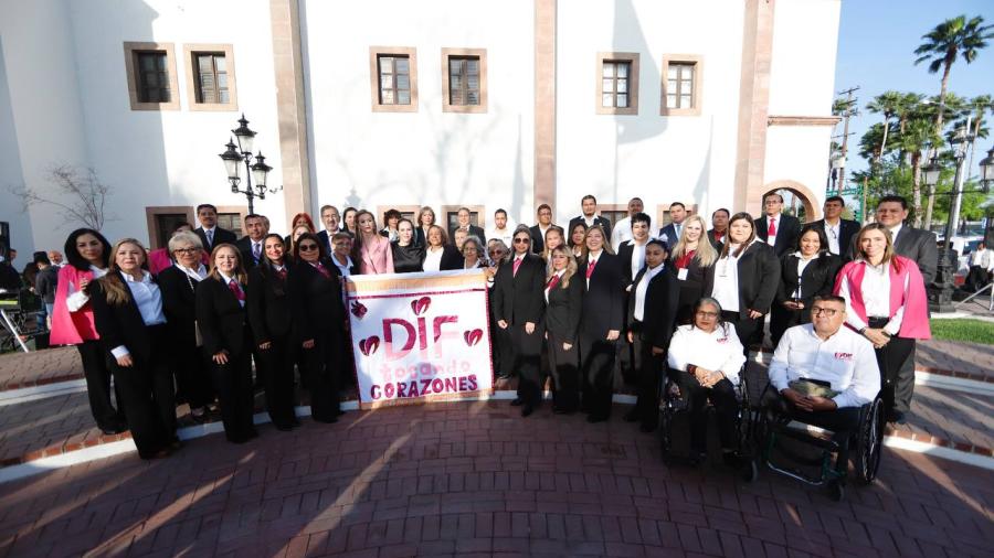 Refrenda sistema DIF compromiso de trabajar por m&aacute;s vulnerable en ceremonia de honores 