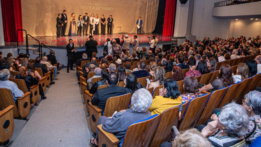 Matamorenses disfrutan presentación especial de La Loca del Reforma; alcalde Mario López otorga Galardón