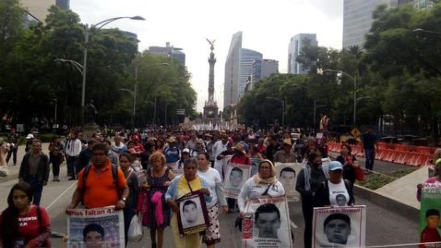 Exigen padres de los 43 esclarecimiento de los hechos