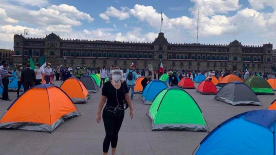 FRENAAA pasa su primera noche de plantón en la plancha del Zócalo de la CDMX