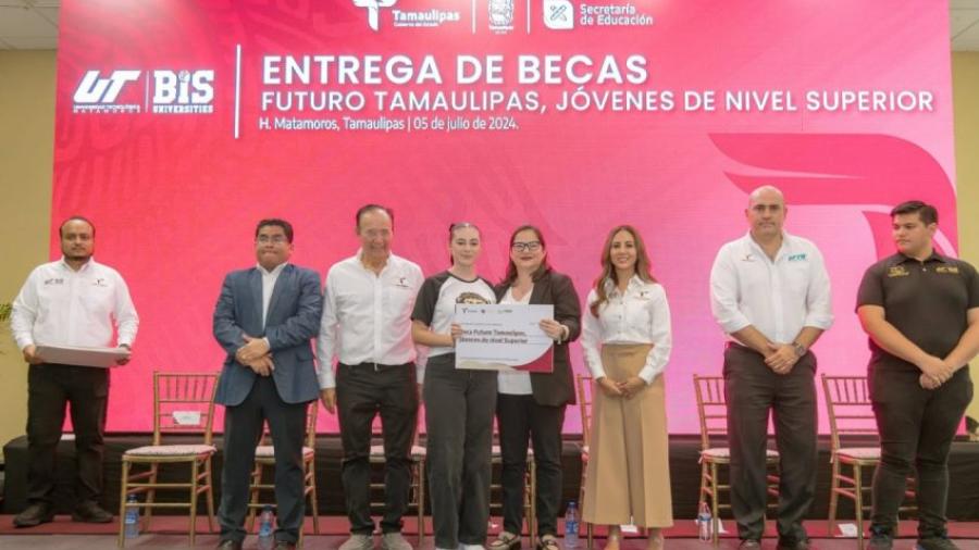 Atestigua secretaria de Educación entrega de 624 becas a estudiantes de la UTM  