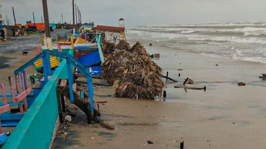 Ocasiona “Francine” daños en infraestructura de la Playa Bagdad; fue colocada bandera negra