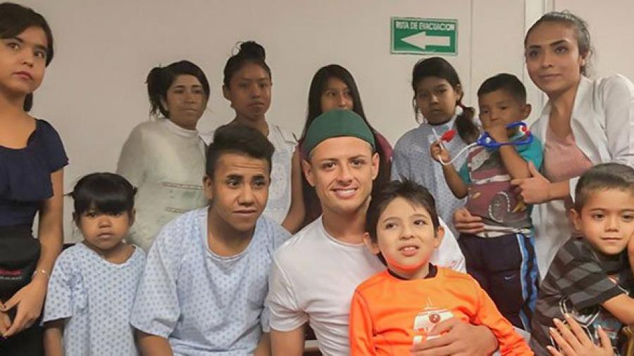 Chicharito Hernández visita a niño en el Hospital Civil de Guadalajara
