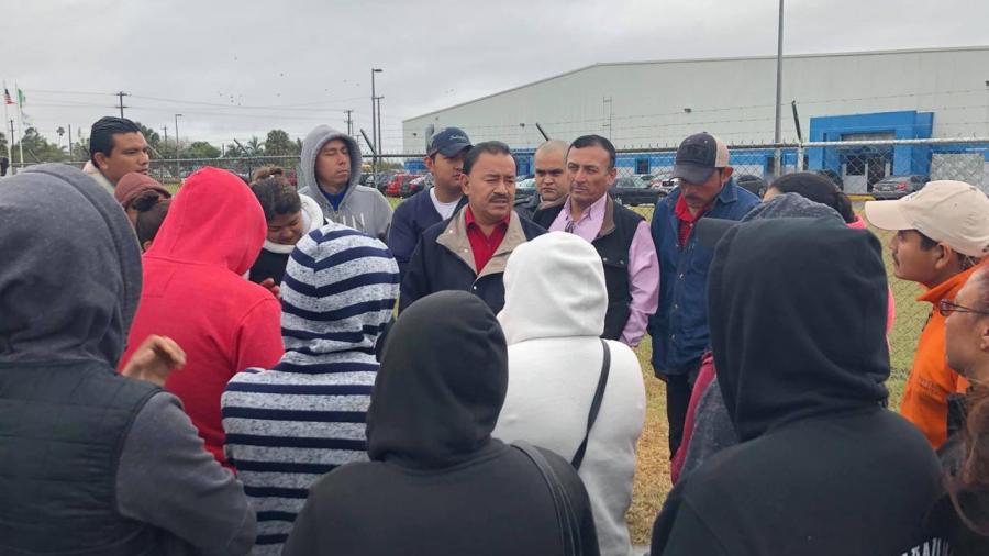 Inician retiro de banderas rojinegras en fábricas