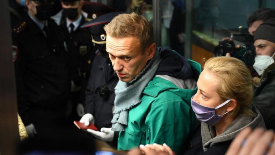 Opositor ruso Alexéi Navalni fue detenido al regresar a Rusia
