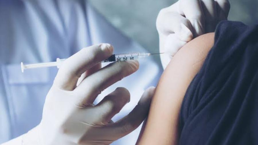 Mercedes empieza a vacunar a maestros contra el COVID-19