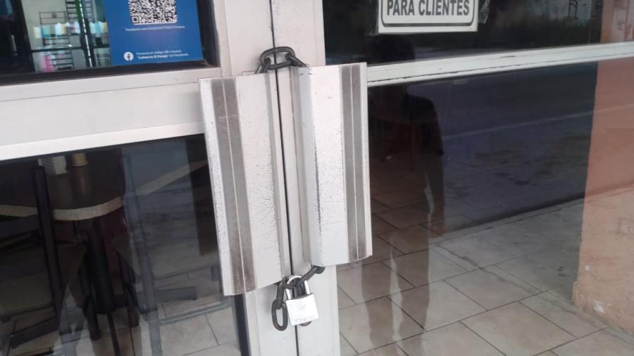 Con letreros cerrados para siempre, "Cafetería El Pasaje" cierra luego de más de 70 años
