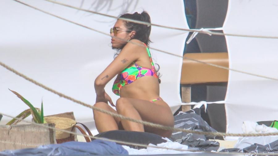 Dua Lipa causa polémica al vacacionar en Tulum