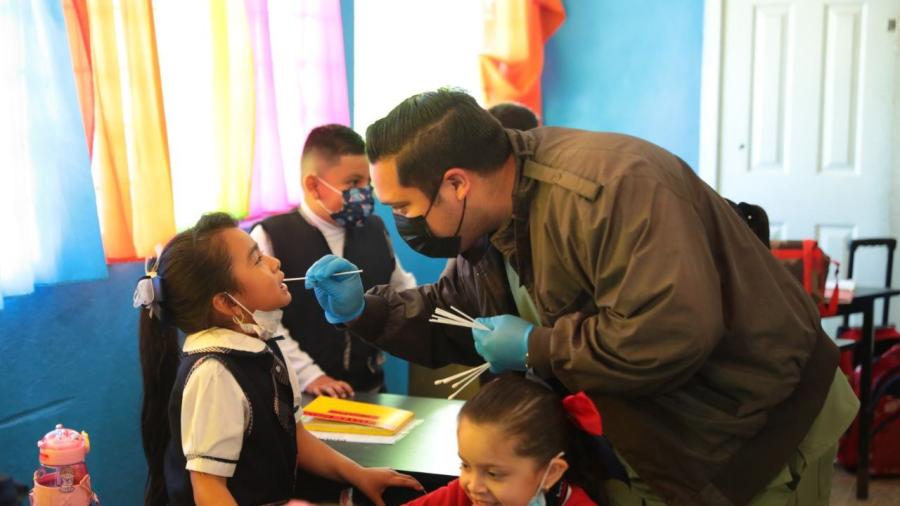 Brinda Gobierno Municipal atención médica a alumnos de la escuela Coronela