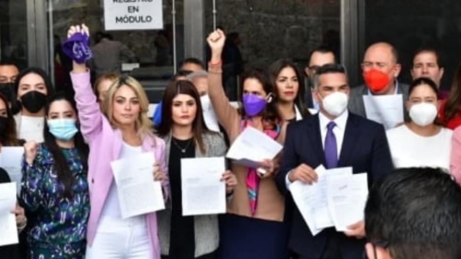 Denuncian penalmente a Layda Sansores por violencia de género 