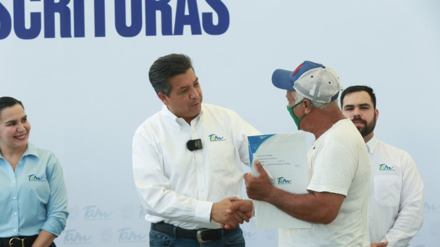 Otorga Francisco García Cabeza de Vaca escrituras en el sur de Tamaulipas