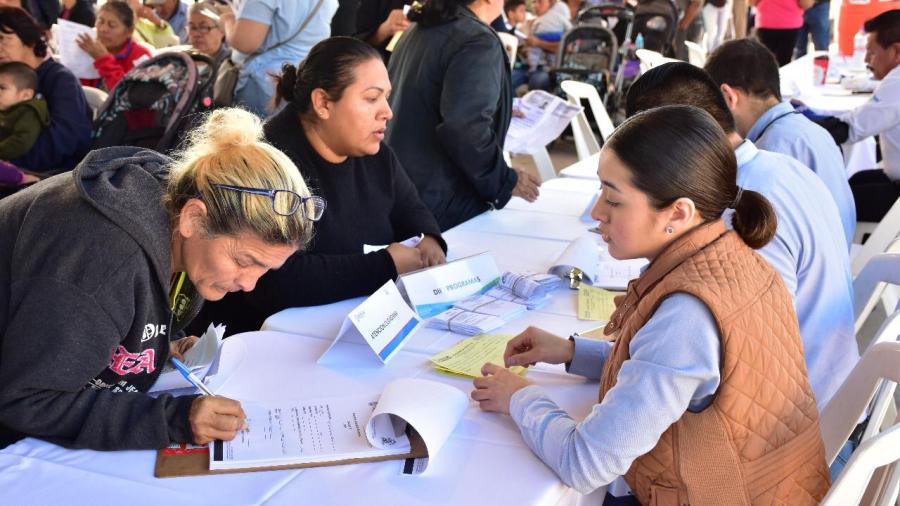 Benefician DIF y Ayuntamiento a familias de la colonia Carlos Cantú 