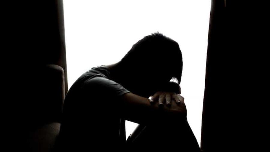 La felicidad se desploma a los 20: estudio revela crisis emocional en jóvenes