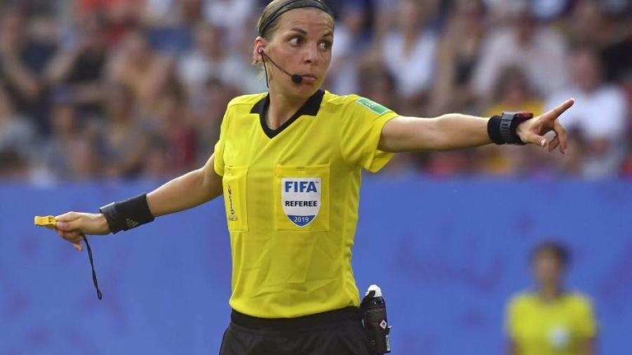  Stéphanie Frappart será la primera mujer en dirigir una final europea varonil