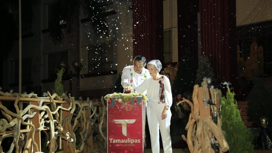 Encabezan Américo y María desfile navideño y el tradicional encendido del pino