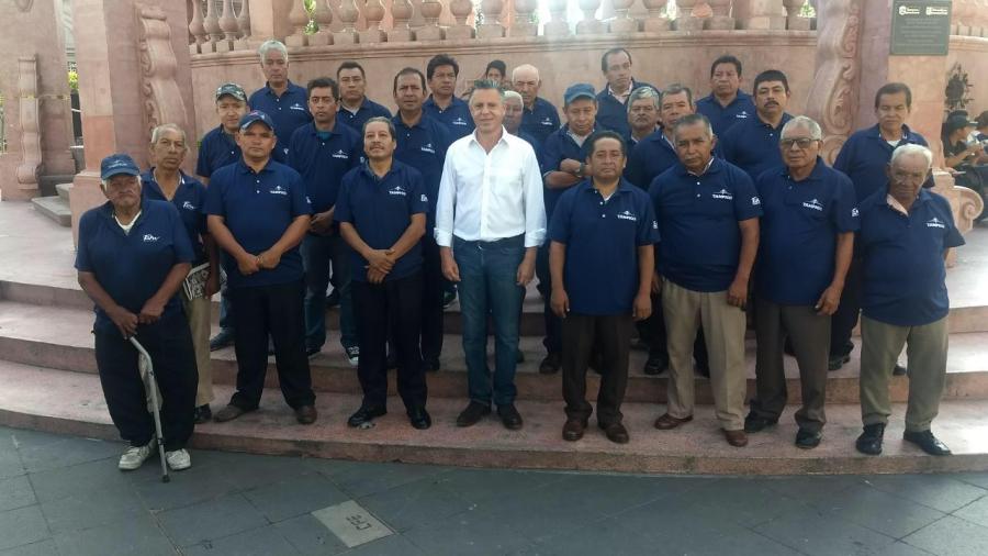 Entregan uniformes a boleros de Tampico