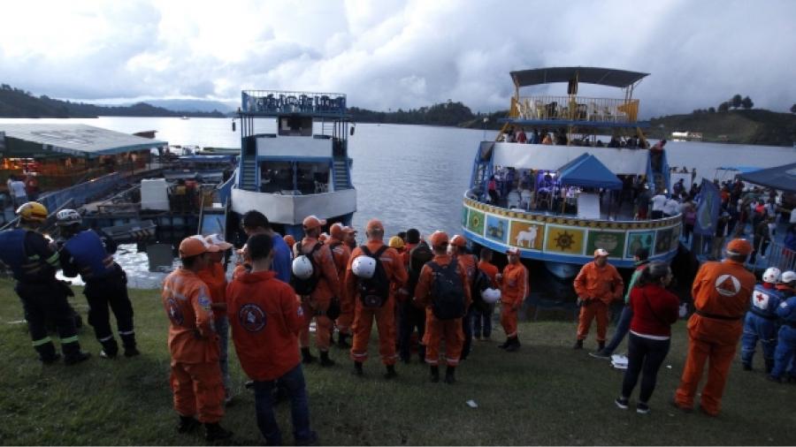 Naufragio en Colombia deja nueve muertos y decenas de heridos