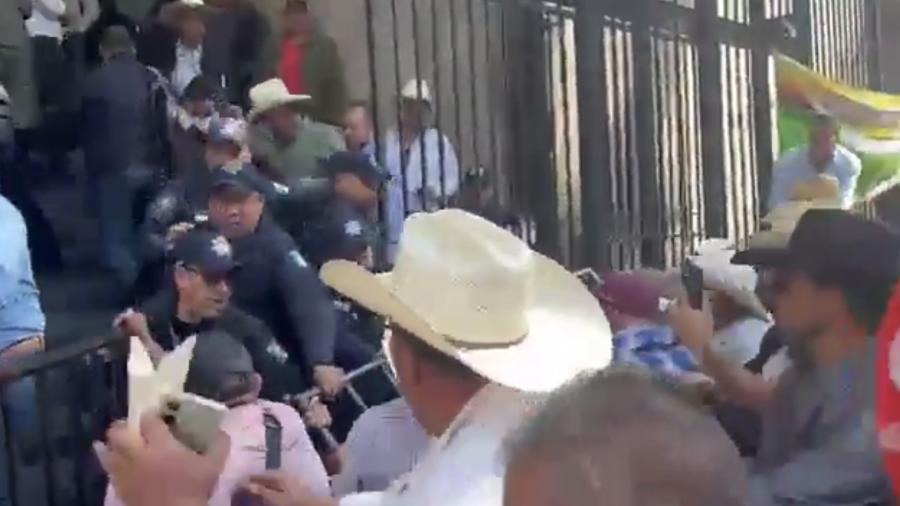 Agricultores protestan en Segob; exigen precio justo para el maíz