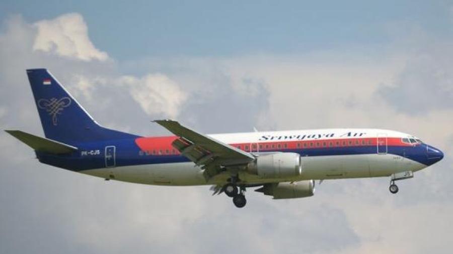 Desaparece un avión con más de 50 pasajeros en Indonesia