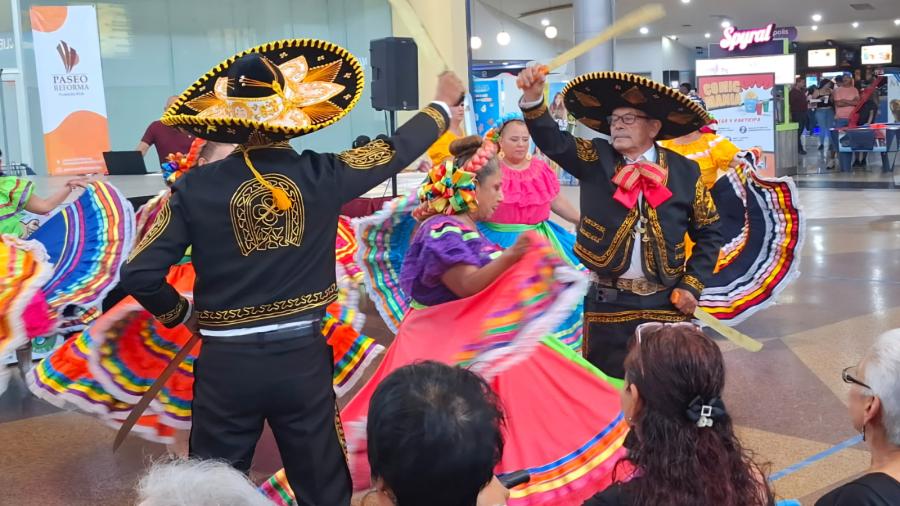 Conmemora Gobierno Municipal Día Del Abuelo con evento artístico