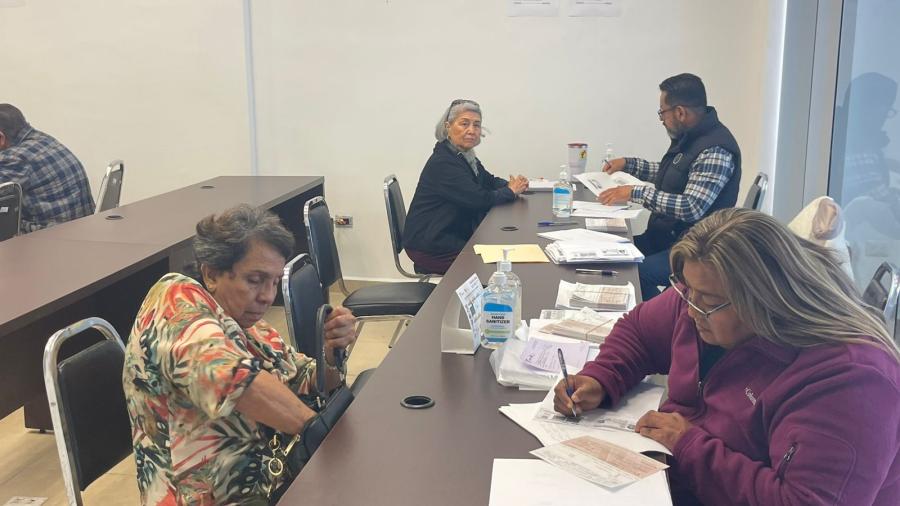 Entrega CREDE apoyos a estudiantes y maestros jubilados