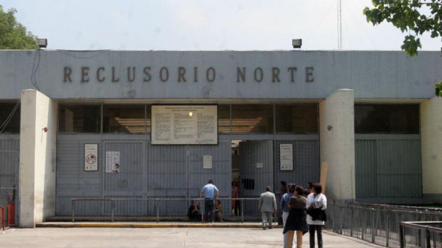 Prisión preventiva a custodio acusado de facilitar celular en reclusorio 