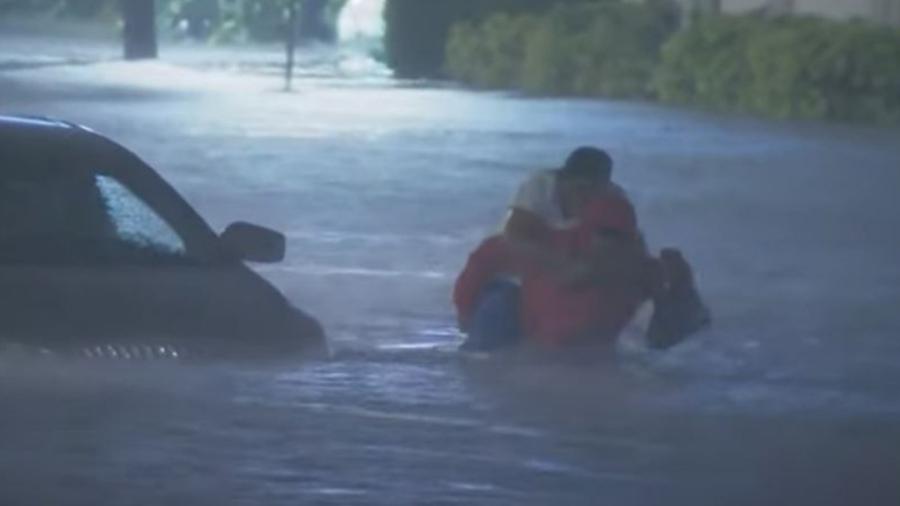 Reportero salva a mujer atrapada en inundación por huracán Ian