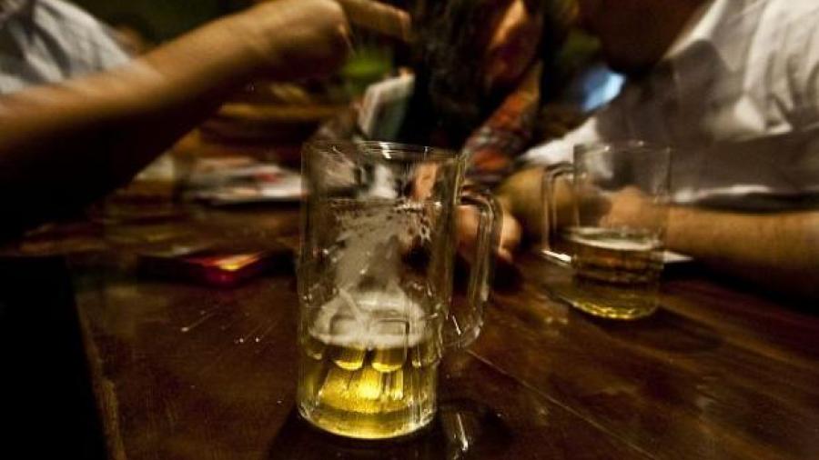 EU alerta a sus ciudadanos por venta de alcohol adulterado en México  