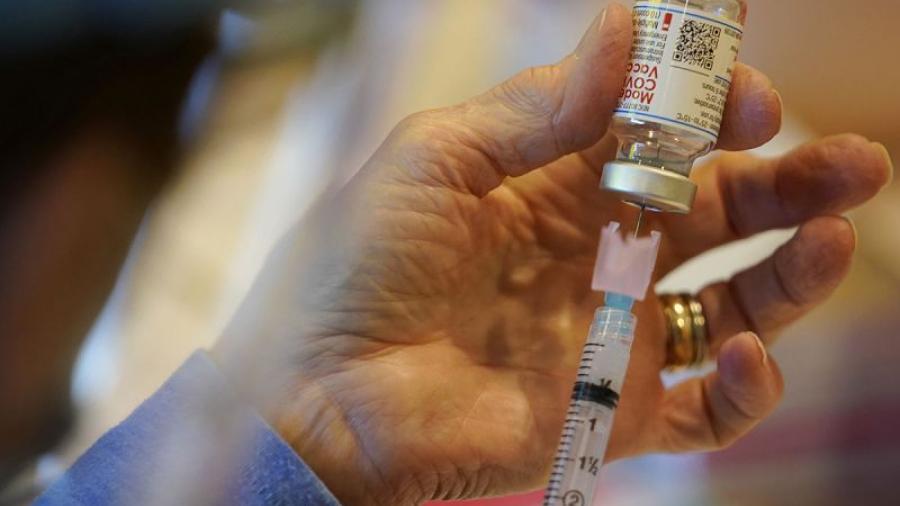 Estudian vacuna moderna en adolescentes por riesgo de inflamación cardiaca