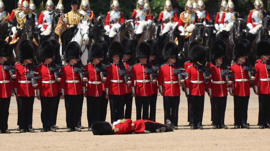 Guardias londinenses se desmayan bajo el sol abrasador