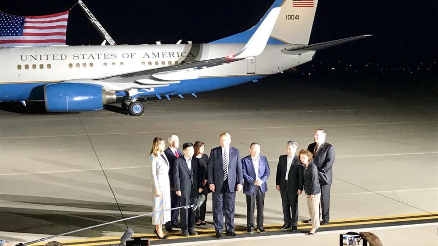 Trump recibe a los tres estadounidenses liberados por Corea del Norte