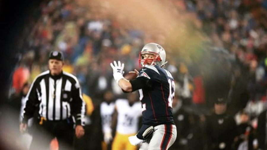 Brady asegura que negoció con su esposa para seguir jugando