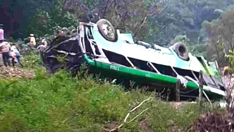 Volcadura de autob&uacute;s en Veracruz deja ocho muertos y 19 heridos